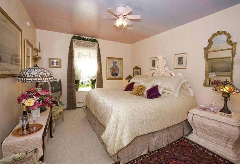 Deluxe King Room image 1