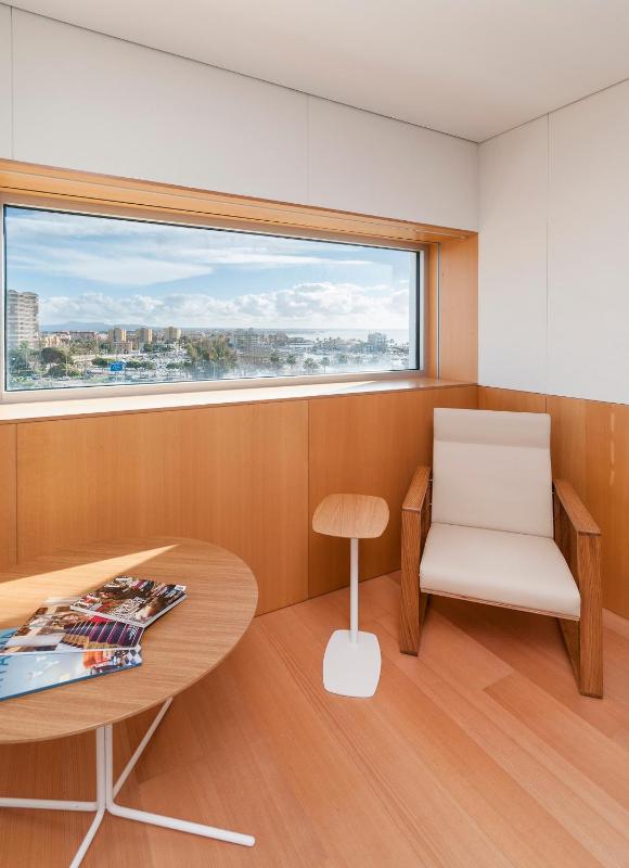 Deluxe Double or Twin Room with Sea View image 3