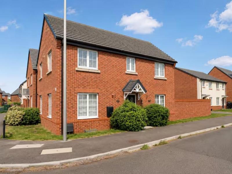 Elegant 4 Bedroom House Sleeps 8 Private Garden - image 26