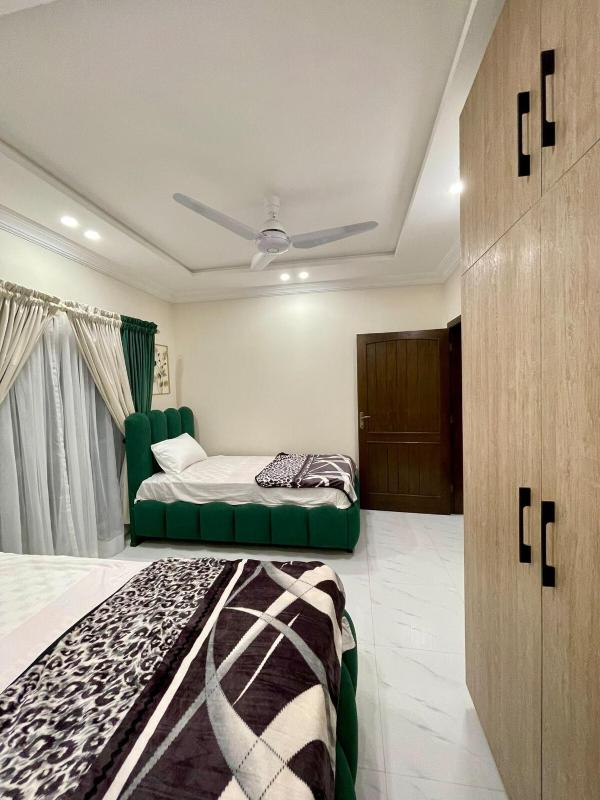 Luxury 2 BHK Apartment Near Lyallpur Galleria - image 9