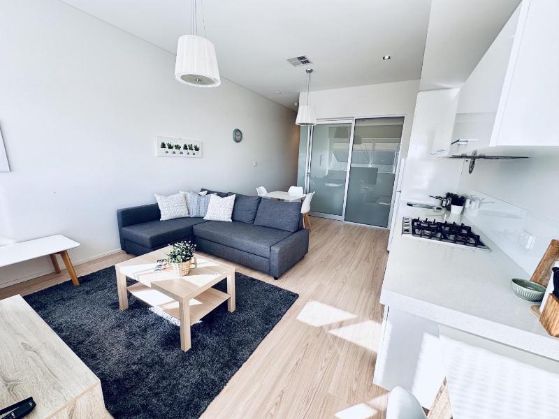 Stylish 1-Bed Apartment in Adelaide CBD - image 6