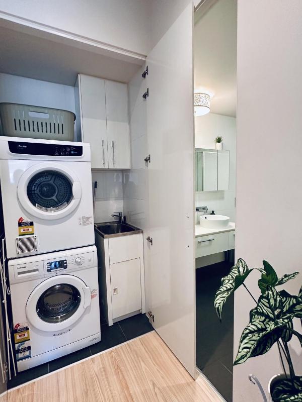 Stylish 1-Bed Apartment in Adelaide CBD - image 15