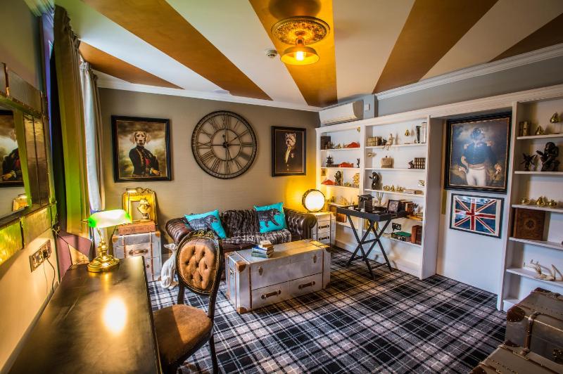 King Suite with Single Sofa Bed image 4