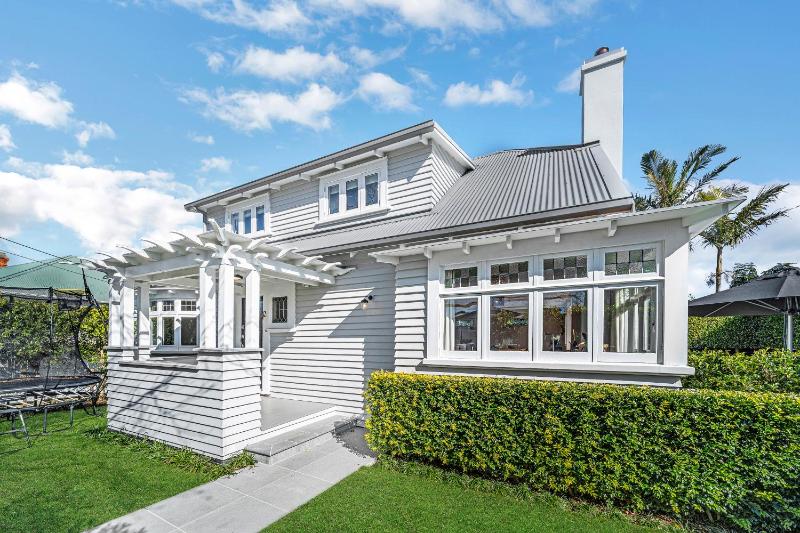 Sun-Filled Narrow Neck Retreat Spa Deck & Media - image 5