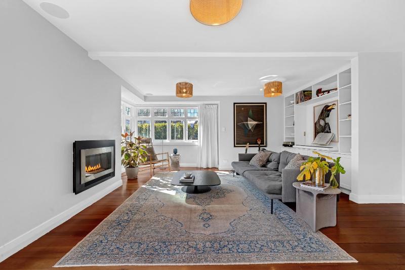 Sun-Filled Narrow Neck Retreat Spa Deck & Media - image 6