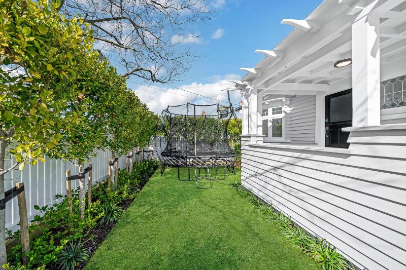 Sun-Filled Narrow Neck Retreat Spa Deck & Media - image 9