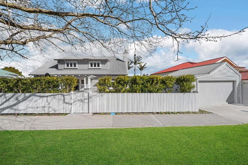 Sun-Filled Narrow Neck Retreat Spa Deck & Media - image 10