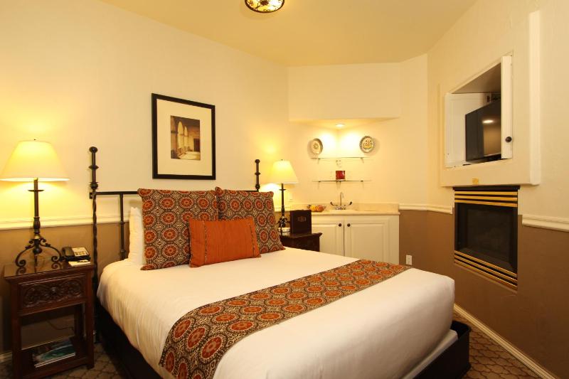 Standard Queen Room image 3