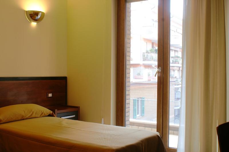 Deluxe Double or Twin Room with Balcony image 4