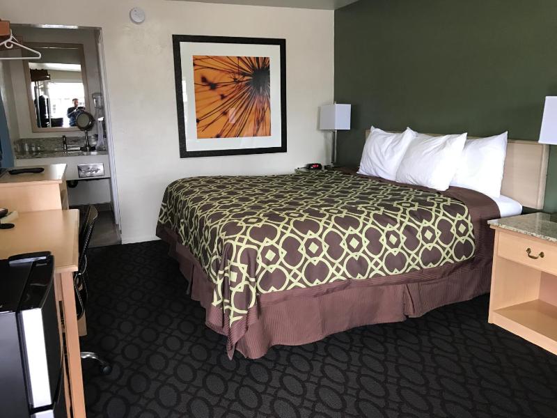 King Room - Non-Smoking image 2