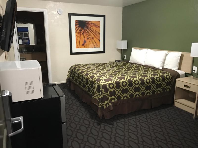 King Room - Non-Smoking image 3