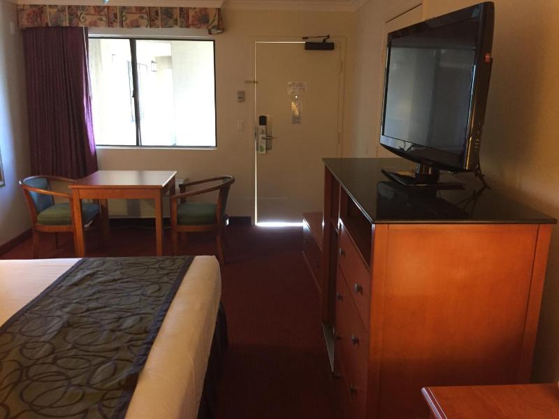 King Room - Non-Smoking image 3