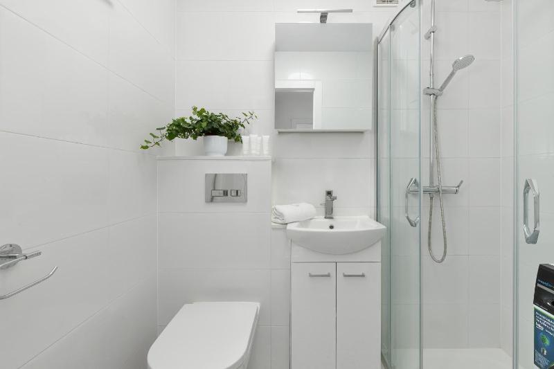 Cosy Apartment with a Balcony for 6 People in a Green Neighbourhood by Noclegi Renters - image 24