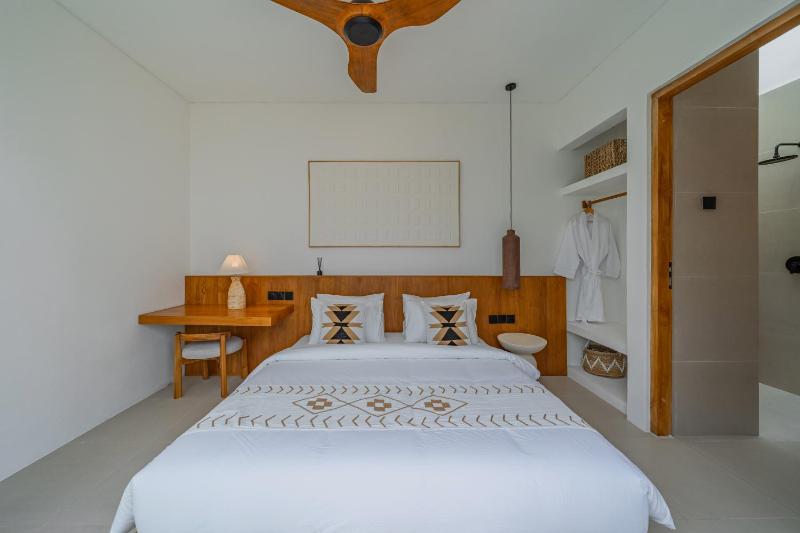 Villa Rame - Chic Tropical 2BR with Rooftop Terrace near Beach - image 10