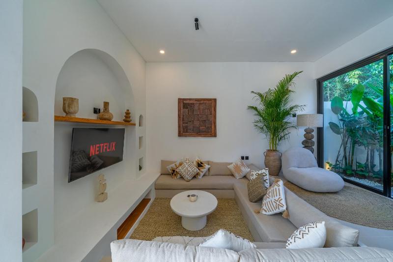 Villa Rame - Chic Tropical 2BR with Rooftop Terrace near Beach - image 9