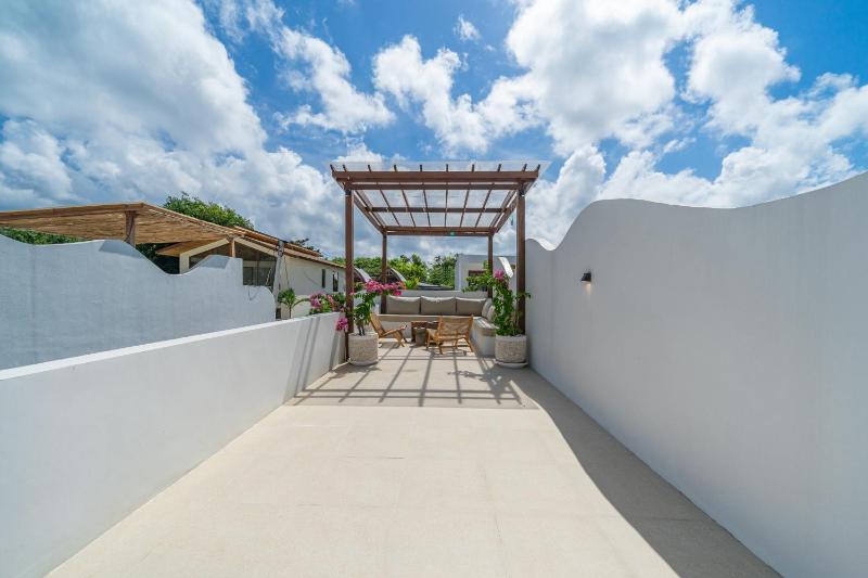Villa Rame - Chic Tropical 2BR with Rooftop Terrace near Beach - image 14