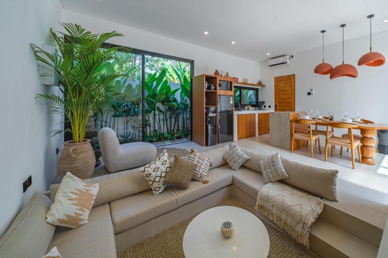 Villa Rame - Chic Tropical 2BR with Rooftop Terrace near Beach - image 4