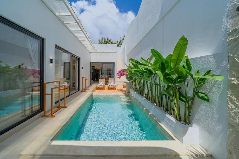 Villa Rame - Chic Tropical 2BR with Rooftop Terrace near Beach - image 3