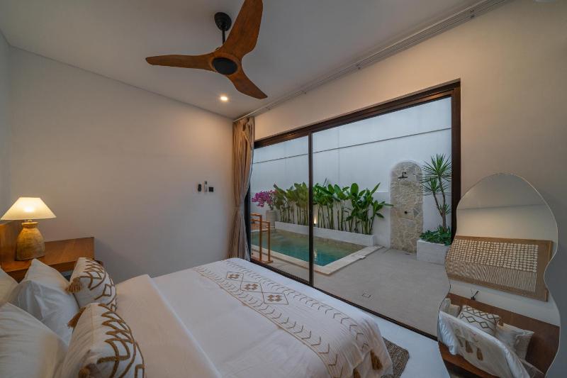 Villa Rame - Chic Tropical 2BR with Rooftop Terrace near Beach - image 7