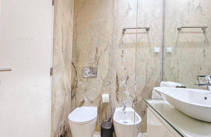 Spacious and Unique Apartment - image 12