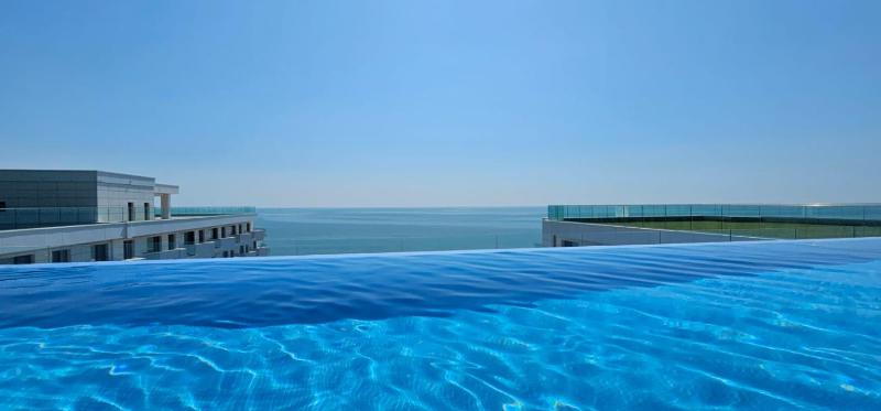 Infinity Pool Beach & Spa Resort Premium Apartment - Private Parking - image 12