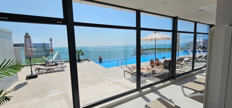 Infinity Pool Beach & Spa Resort Premium Apartment - Private Parking - image 7
