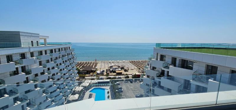 Infinity Pool Beach & Spa Resort Premium Apartment - Private Parking - image 2