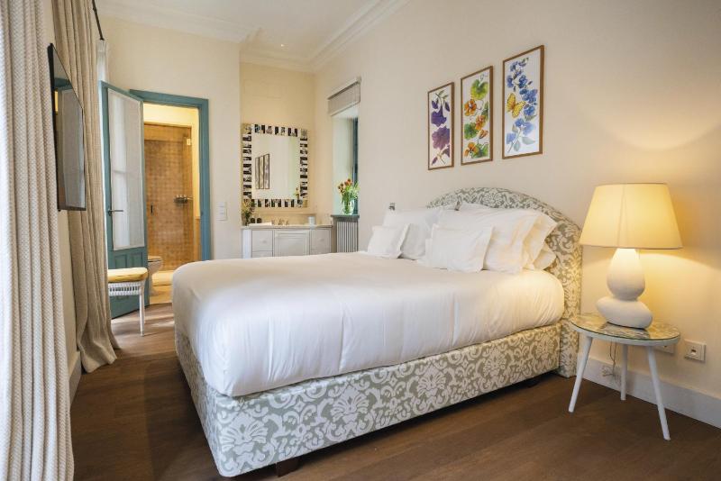 Mariana de Pineda by Home at Homes - image 16