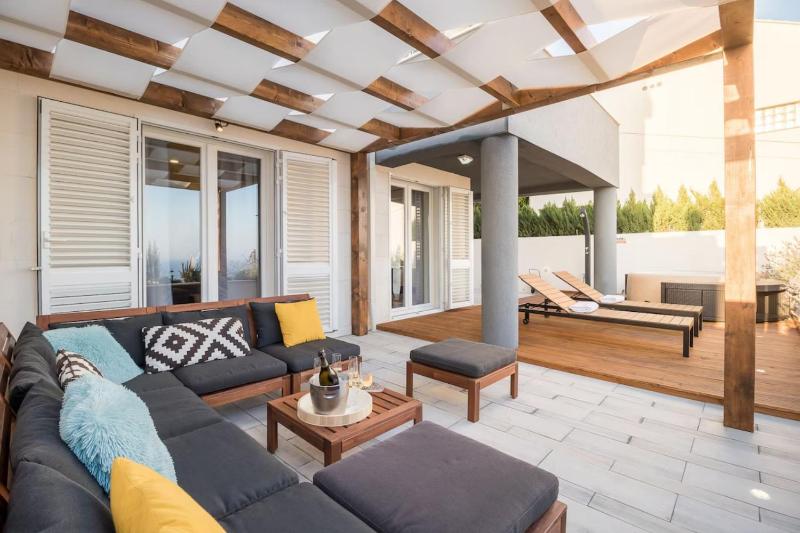 Modern Penthouse Split with Jacuzzi & Terrace - image 6