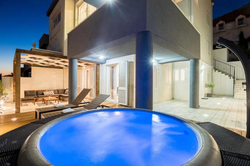Modern Penthouse Split with Jacuzzi & Terrace - image 3