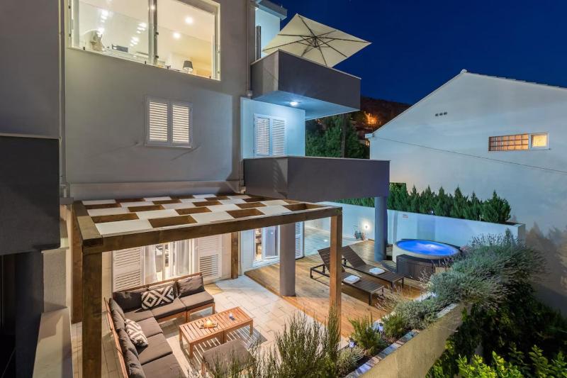Modern Penthouse Split with Jacuzzi & Terrace - image 1