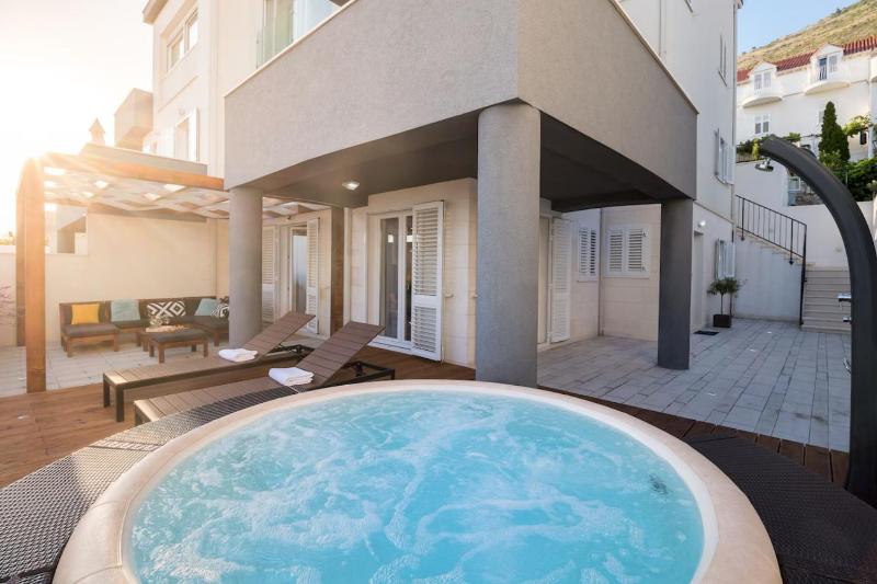 Modern Penthouse Split with Jacuzzi & Terrace - image 7