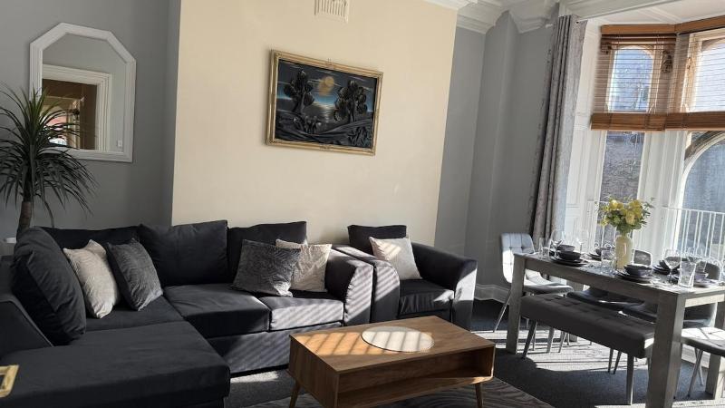 Heart of Portsmouth | Central 3-Bed Flat - image 6