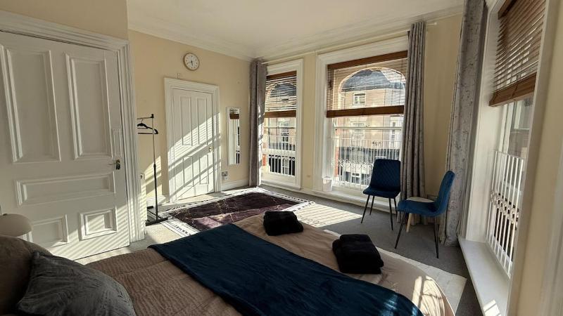 Heart of Portsmouth | Central 3-Bed Flat - image 26