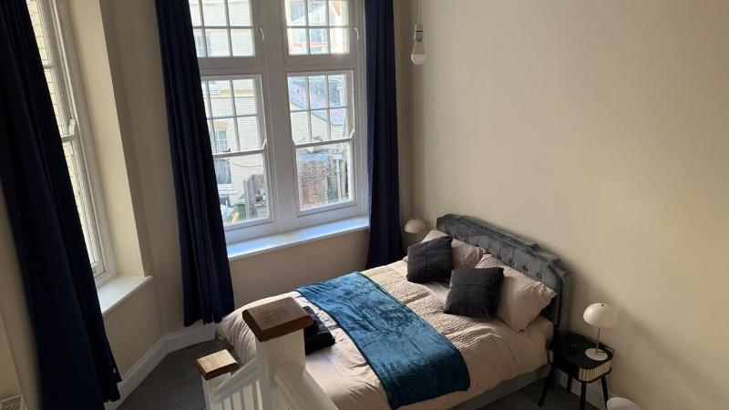 Heart of Portsmouth | Central 3-Bed Flat - image 32