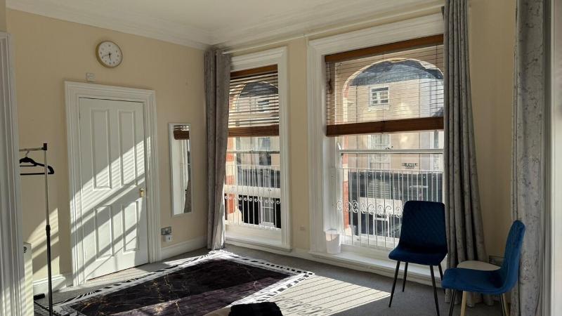 Heart of Portsmouth | Central 3-Bed Flat - image 15