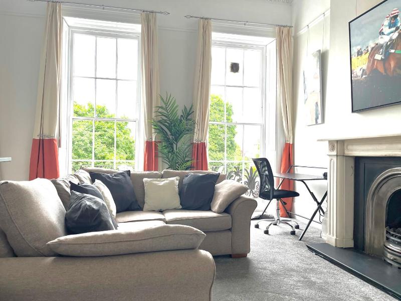 Regency apartment in central Montpellier sleeps 4 - Pass the Keys - image 1