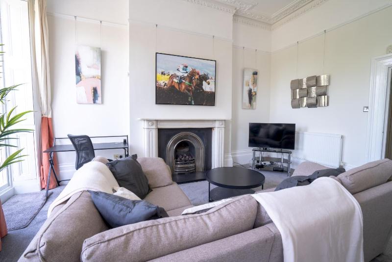 Regency apartment in central Montpellier sleeps 4 - Pass the Keys - image 11