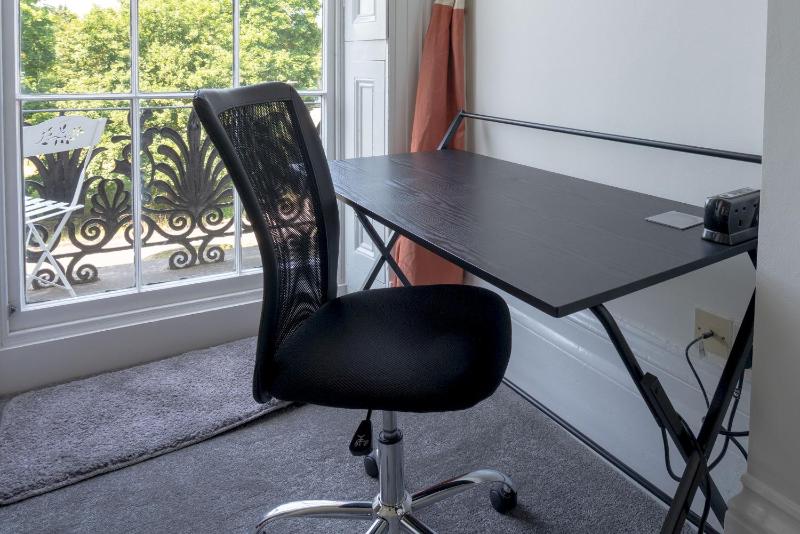Regency apartment in central Montpellier sleeps 4 - Pass the Keys - image 19