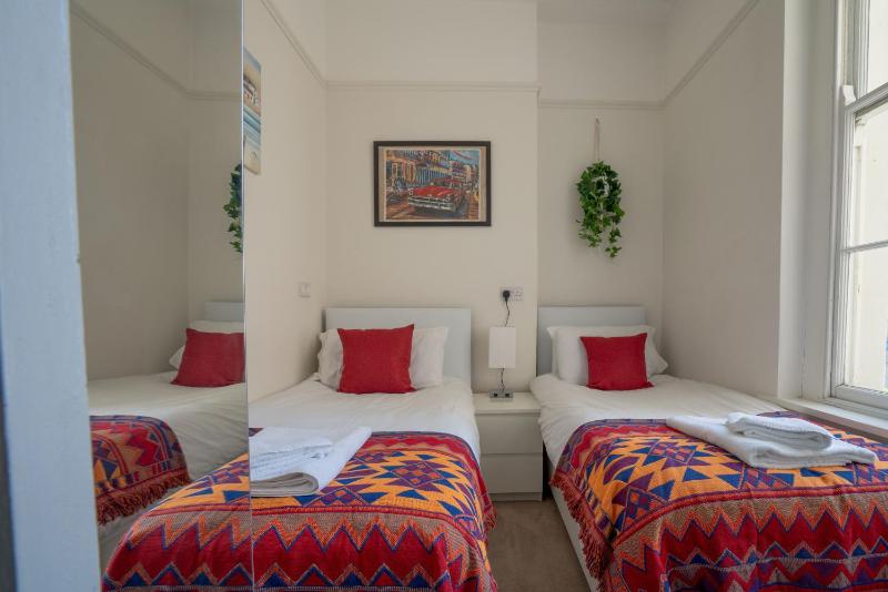 Regency apartment in central Montpellier sleeps 4 - Pass the Keys - image 10