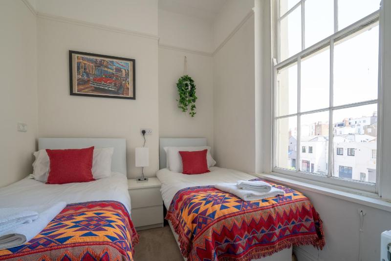 Regency apartment in central Montpellier sleeps 4 - Pass the Keys - image 14
