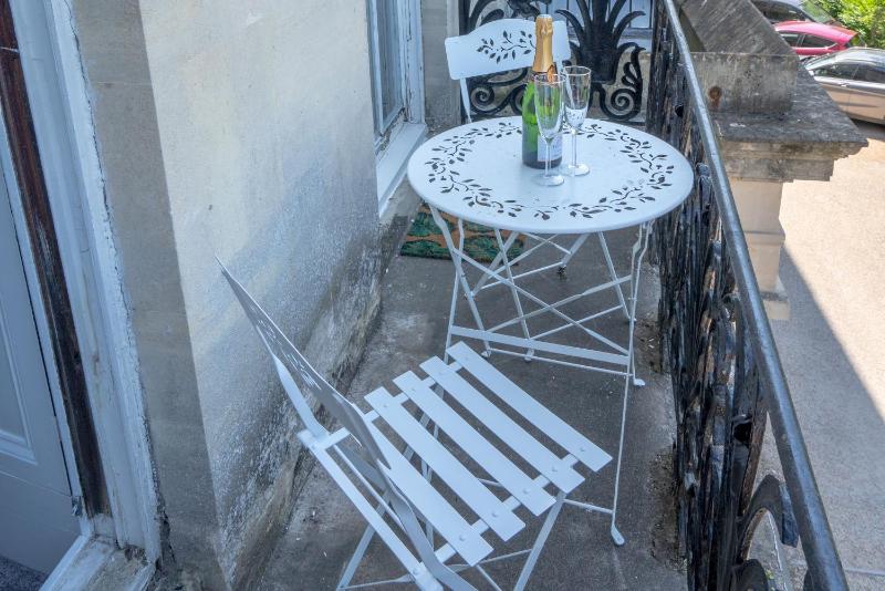 Regency apartment in central Montpellier sleeps 4 - Pass the Keys - image 16