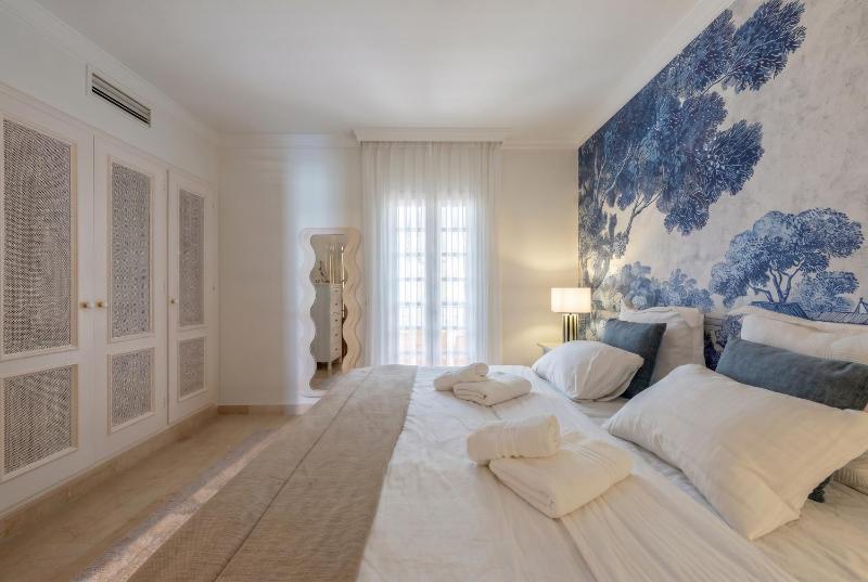 Stylish luxury apartment in Nueva Andalucia - image 4