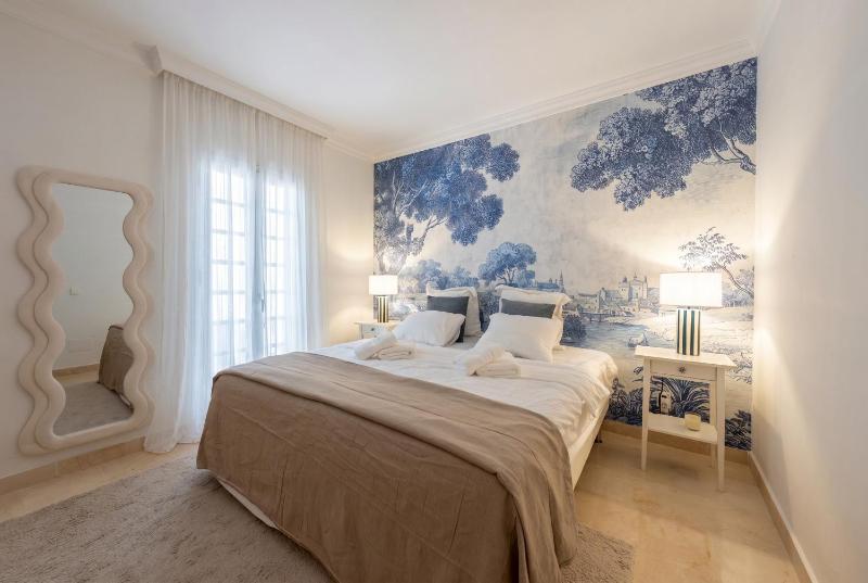 Stylish luxury apartment in Nueva Andalucia - image 11