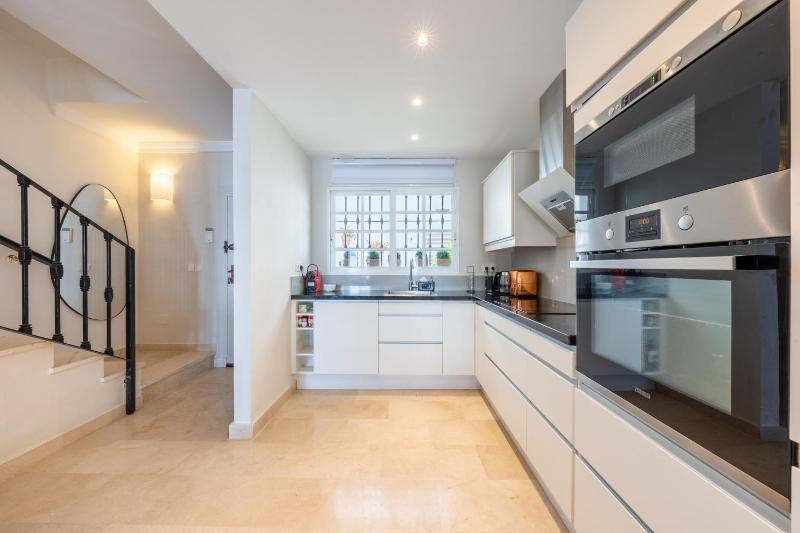 Stylish luxury apartment in Nueva Andalucia - image 5
