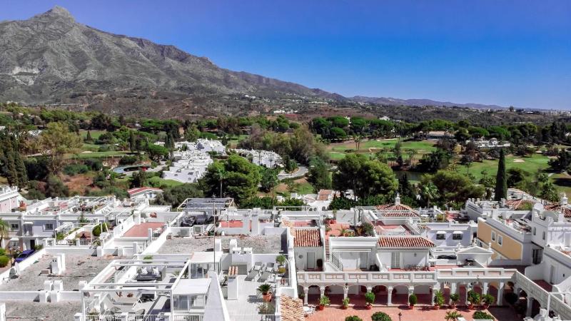 Stylish luxury apartment in Nueva Andalucia - image 18