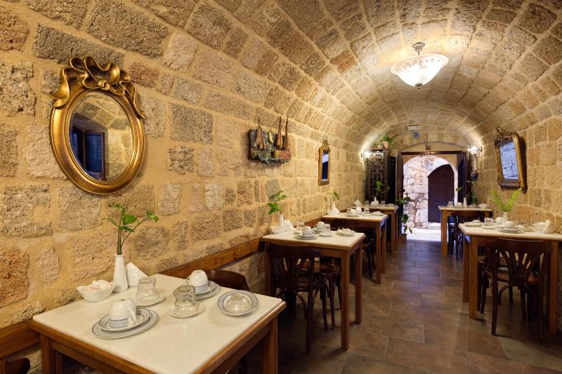Camelot Traditional & Classic Hotel - image 3