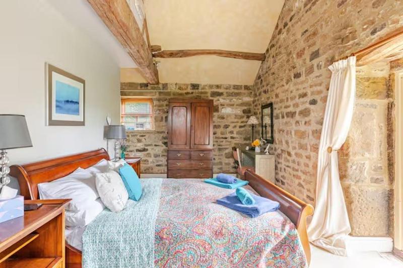 Dowgill 3-Bed Barn Sleeps7 HotTub&Parking - image 2