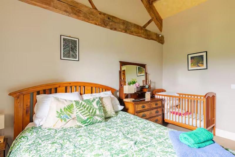 Dowgill 3-Bed Barn Sleeps7 HotTub&Parking - image 3