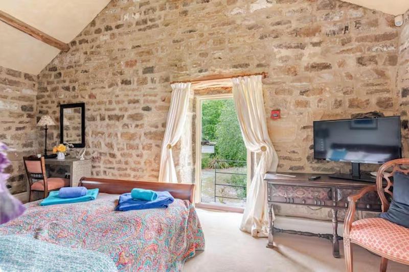 Dowgill 3-Bed Barn Sleeps7 HotTub&Parking - image 7